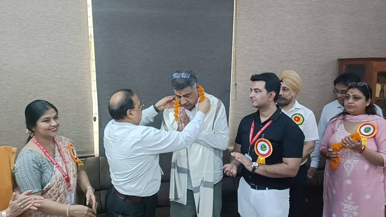 raj kumar bhatia takes award